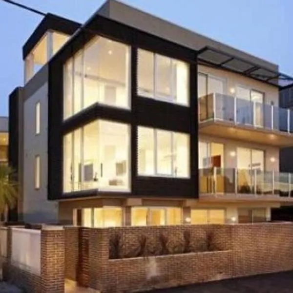2 Bed 3 Bath Right on the Beach WOW Great Value，位于墨尔本的酒店