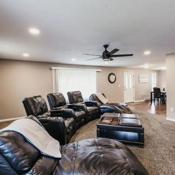 Indoor Hot-Tub! Spacious & Updated MQT Township Home!，位于马凯特的酒店