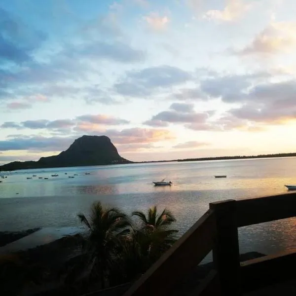 Oceanfront Le Morne Brabant view，位于拉戈莱特的酒店