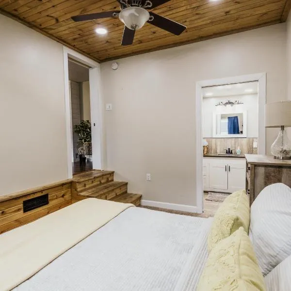 Spacious & Updated MQT Home - HotTub - Backyard，位于马凯特的酒店