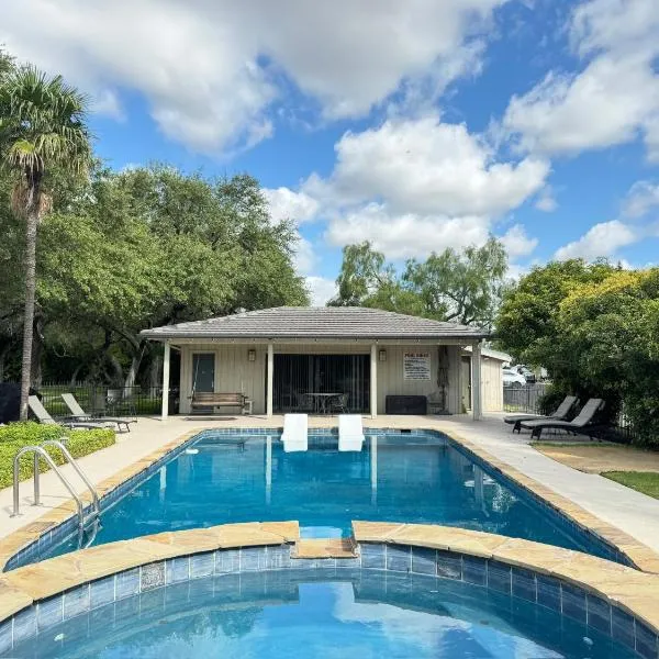 Live Oaks Bed and Breakfast，位于尤瓦尔迪的酒店