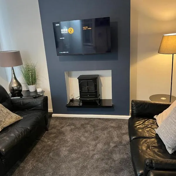 Modernised 4bed stay-away-home in Runcorn sleeps 7，位于朗科恩的酒店
