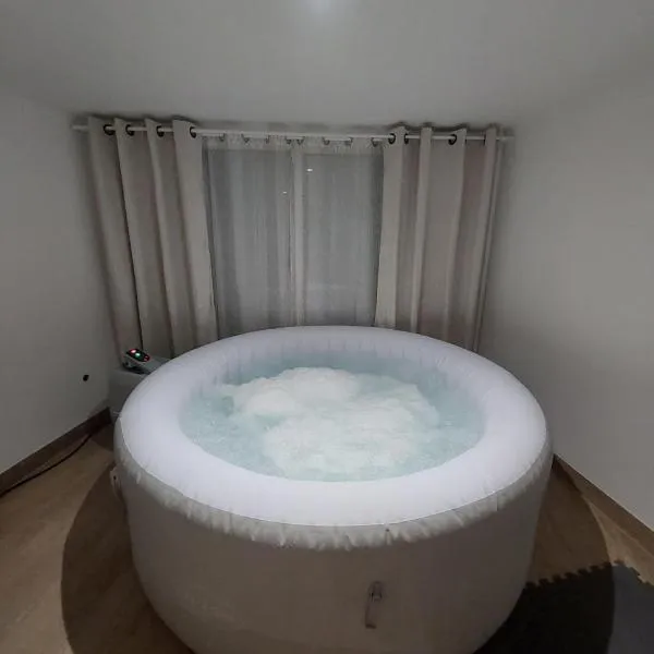 L08 Jacuzzi 5 Étoile par Villa Dengous，位于利夫里-加尔冈的酒店