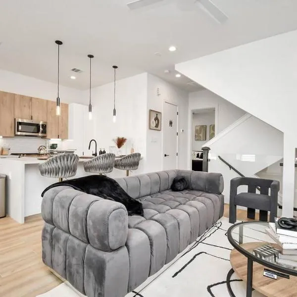 Chateau de Amour- Exquisite Townhouse - Med Center, Downtown HTX，位于休斯顿的酒店