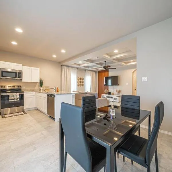 Gorgeous, Brand New 3 Bedrooms Home- Built 2024, Near SeaWorld & Lackland AFB，位于圣安东尼奥的酒店