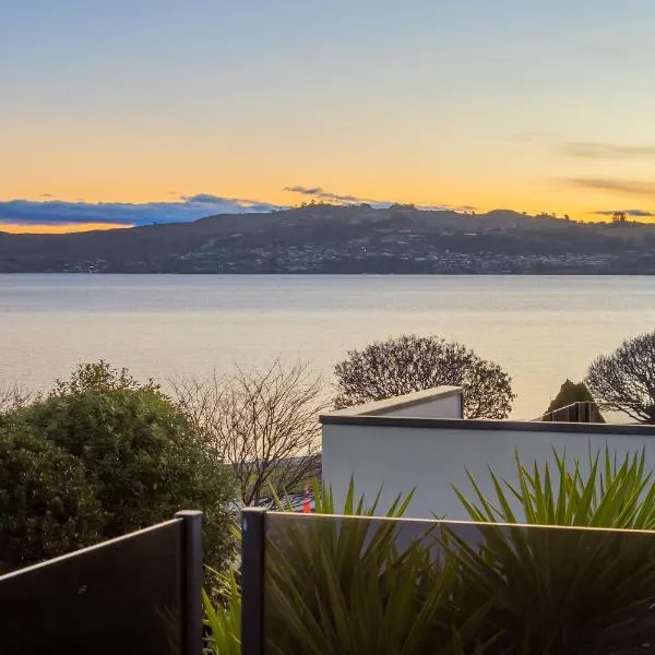 Gather Taupo - Lakeview - Spa Pool，位于陶波的酒店