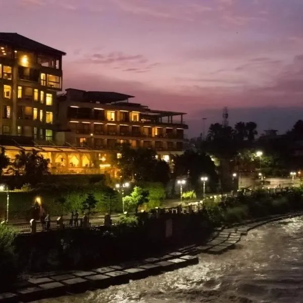 GANGA KINARE- A Riverside Boutique Resort, Rishikesh，位于瑞诗凯诗的酒店