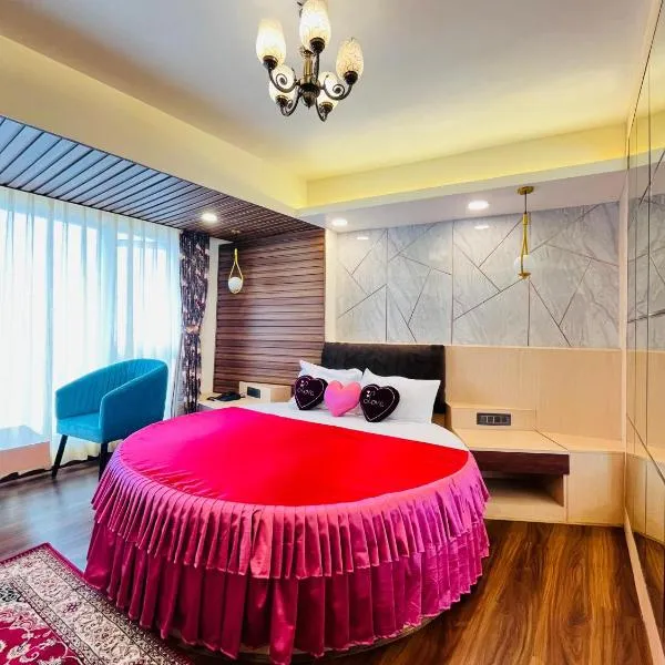 Hotel Broadway Boutique Mall Road Darjeeling - Spacious Room with Luxury Quality - Excellent Customer Experience，位于Sombāri的酒店