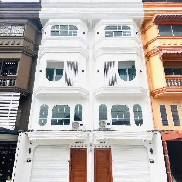 White House31 EntireHouse & Rooftop DMK Airport & BTS BKK，位于Ban Sai Mai的酒店