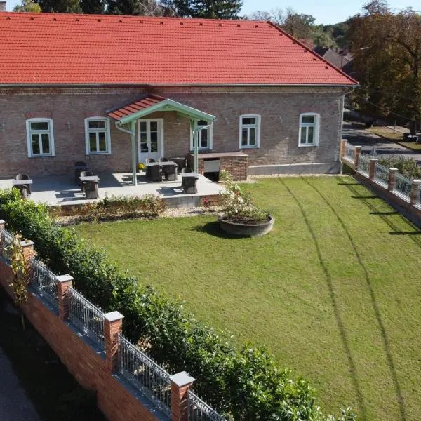 Kira Panzió，位于Lengyeltóti的酒店