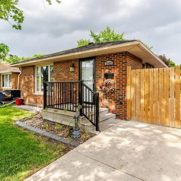 Full house - 5 bed, 2 bath，位于温莎的酒店