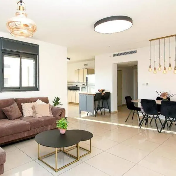 Spacious 2BR Apartment with Private Balcony, Free Parking，位于耶路撒冷的酒店