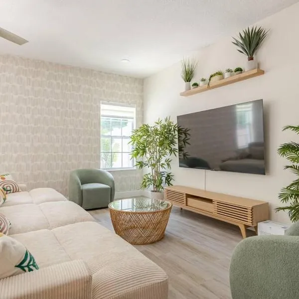 4 Bedroom 3 Full Bath Boho Oasis Saltwater Pool Near Downtown, North of Hyde Park Sleeps 12 Pets OK，位于坦帕的酒店