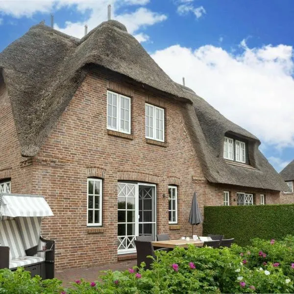 Seesucht-Föhr - Moderne Reet-Haushälfte mit Sauna, Garten & Terrasse nahe Wattenmeer，位于Utersum的酒店
