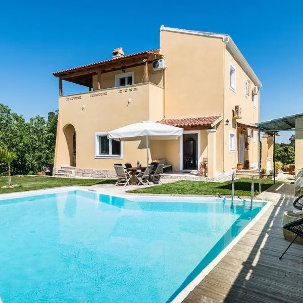 Villa Anastasia with Private Pool & Outdoor Spa Tub，位于Agios Ioannis的酒店