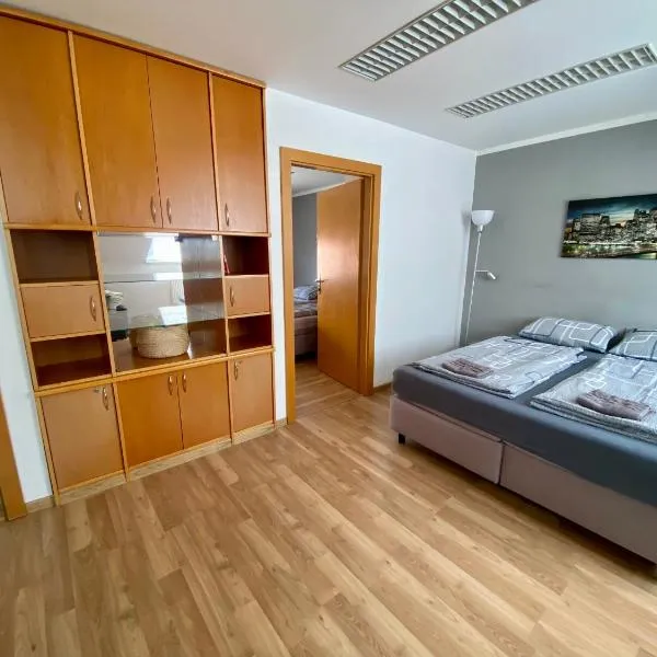 3-Bedroom apartment in Rajhrad, with kitchen, 2 bathrooms, parking，位于Rajhrad的酒店