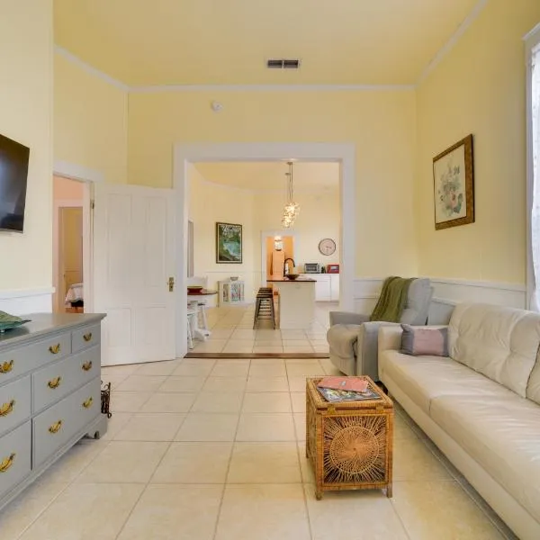 Cozy Thomasville Cottage - Walk to Downtown!，位于托马斯维尔的酒店