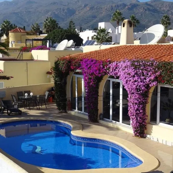 Casa Tia, Mojácar with Private Pool and less than 5 minutes from beach!，位于莫哈卡尔的酒店