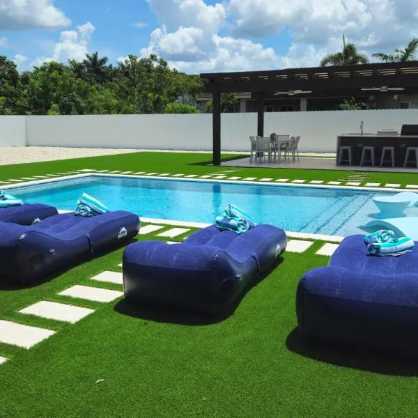 Sunny Oasis with private pool，位于霍姆斯泰德的酒店
