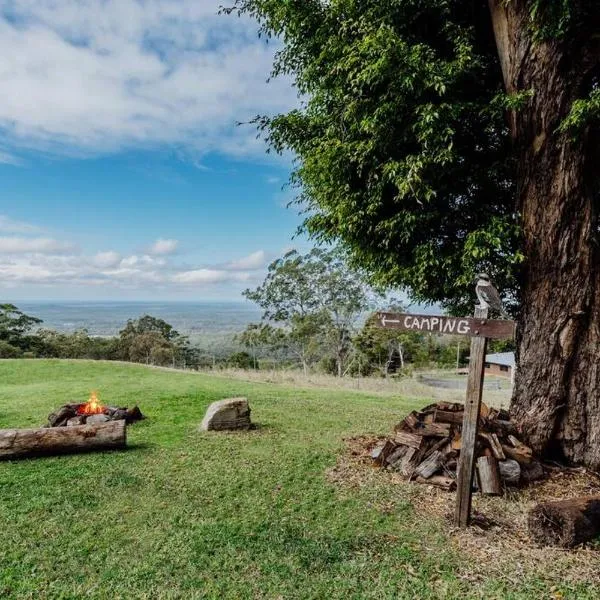 Acreage property, pet friendly, outdoor campfire，位于Bald Knob的酒店