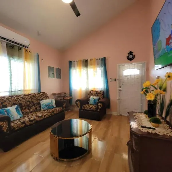 Comfortable Strategic Lodging Quarters，位于Spanish Town的酒店
