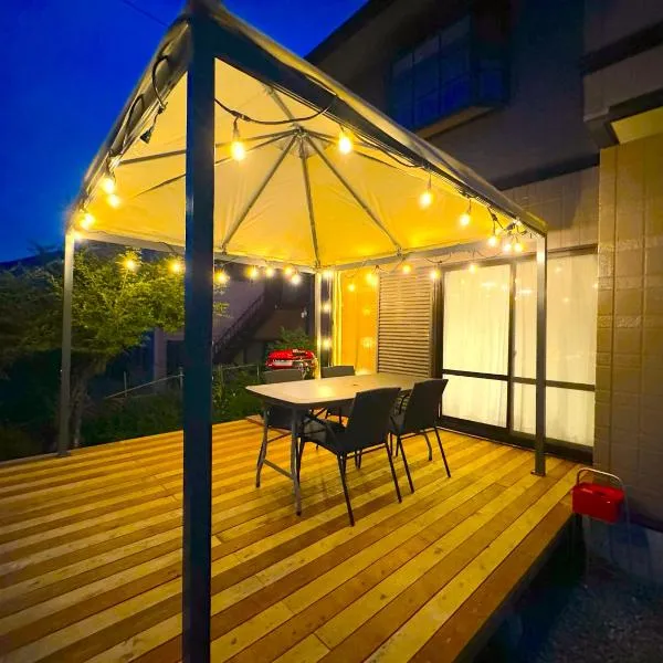 New OPEN BBQ ウッドデッキ テントサウナ 最大13名宿泊可能，位于山中湖村的酒店