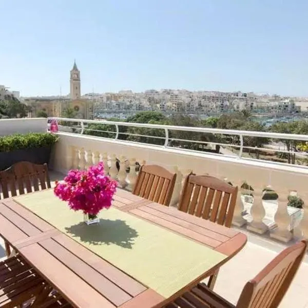 Penthouse with Picturesque Garden and Bayviews，位于马尔萨斯卡拉的酒店