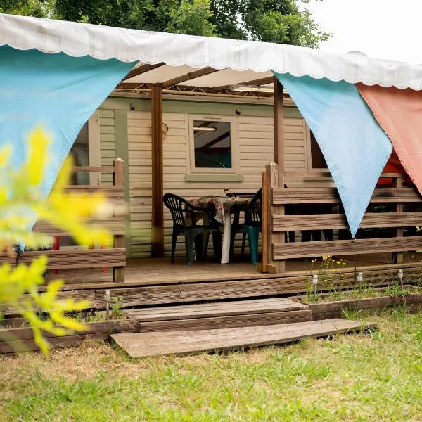 Mobil-home climatisé, camping 3étoiles, 5 min du Lac et à 15 min de Mimizan-Plage，位于Sainte-Eulalie-en-Born的酒店