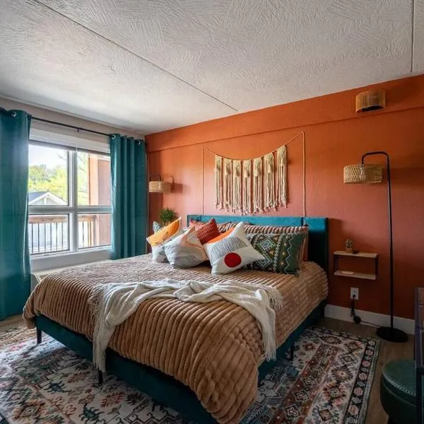 Pet Friendly Boho Condo with Pool--Fitness Center--Next to the Branson Landing--Close to Convention Center and Kanakuk，位于布兰森的酒店