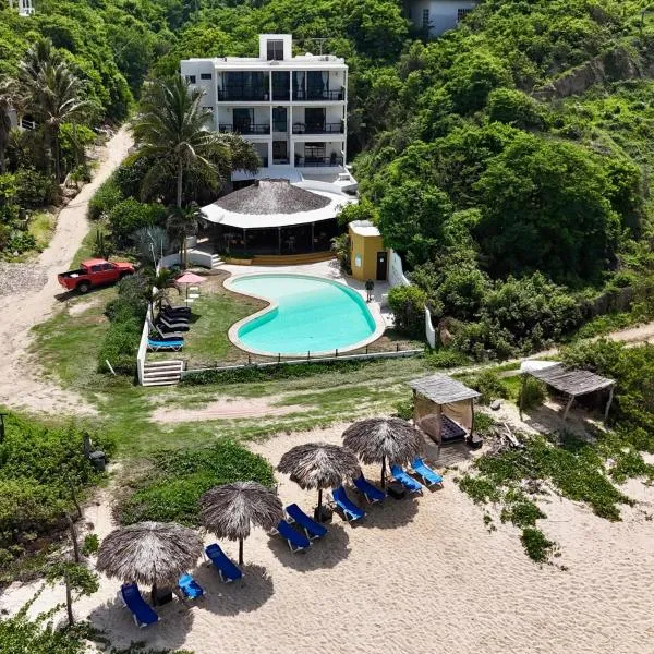 Manta Raya Hotel - right on the beach，位于Santa Maria Huatulco的酒店