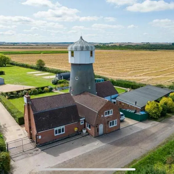 Windmill Glamping Pod with Hot tub - The Hideaway，位于Elsworth的酒店