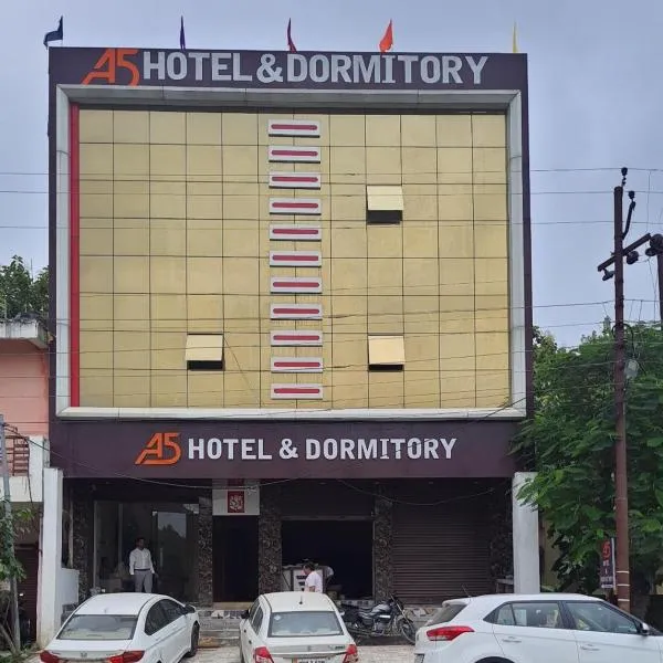 A5 Hotel And Dormitory，位于戈勒克布尔的酒店