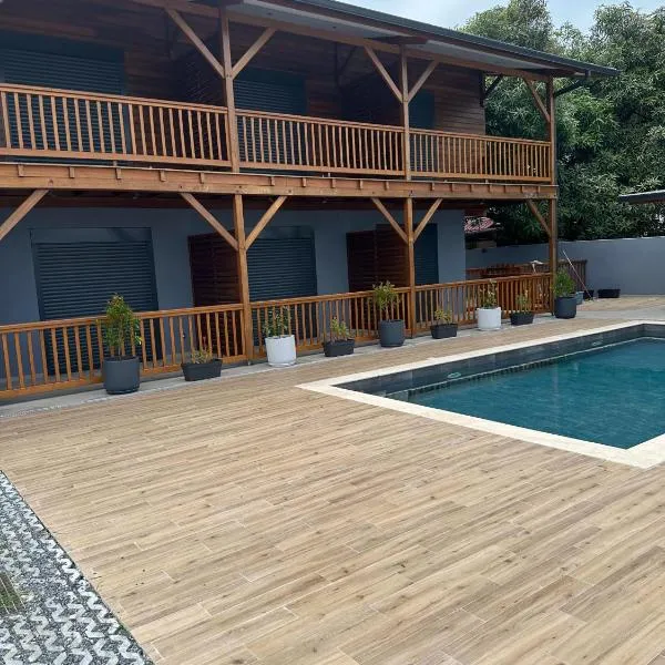 Logement avec piscine a 50 metre de la mer，位于卡宴的酒店