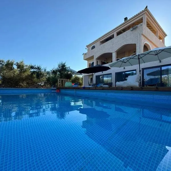 Elements of Diros，位于皮尔戈斯迪鲁的酒店