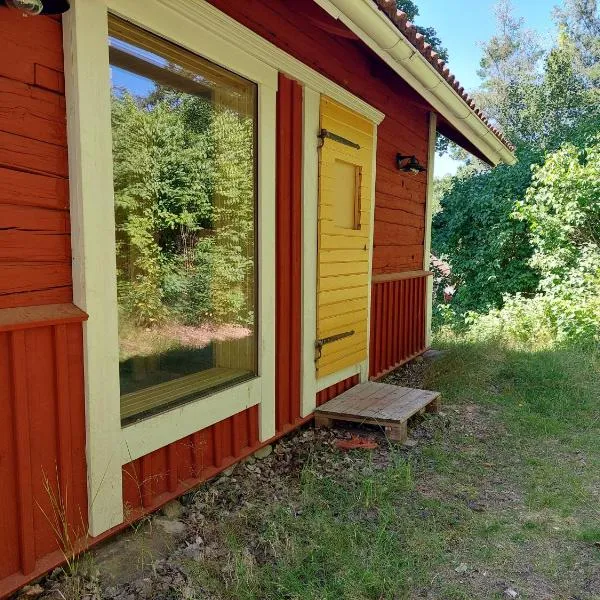 Humlebo stuga med bastu，位于南雪平的酒店