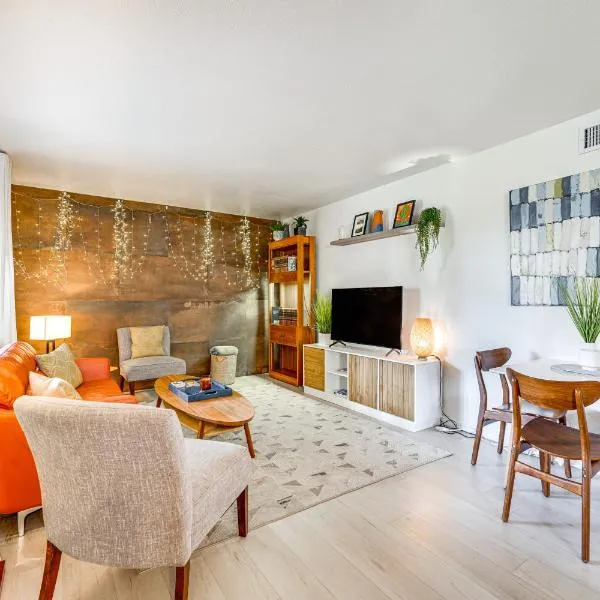 Walk to Old Town: Chic Scottsdale Condo w/ Pool!，位于斯科茨的酒店