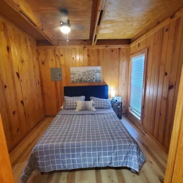 107 Vinewood Cabin-1 Bedroom，位于Brewton的酒店