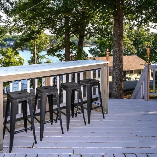 Funky Little Lakehouse - private dock and sunset view，位于Sunrise Beach的酒店