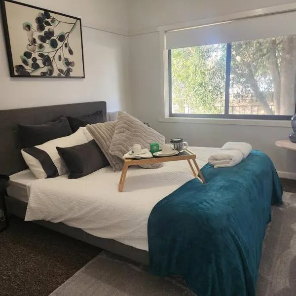 Modern Cottage near Morwell CBD, Queen Beds, Netflix & free Wifi，位于莫韦尔的酒店