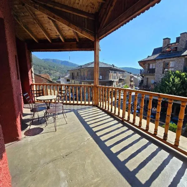 Spacious apartment in Bellver de Cerdanya 150 m² with balcony，位于贝尔维尔德赛当亚的酒店