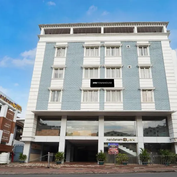 Super Townhouse MG Road formerly Nandanam Park，位于Chacka的酒店