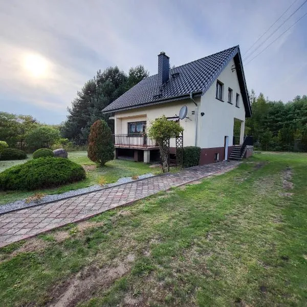 Ferienhaus am Waldrand in der Nähe eines Badesees，位于Kadłub Wolny的酒店