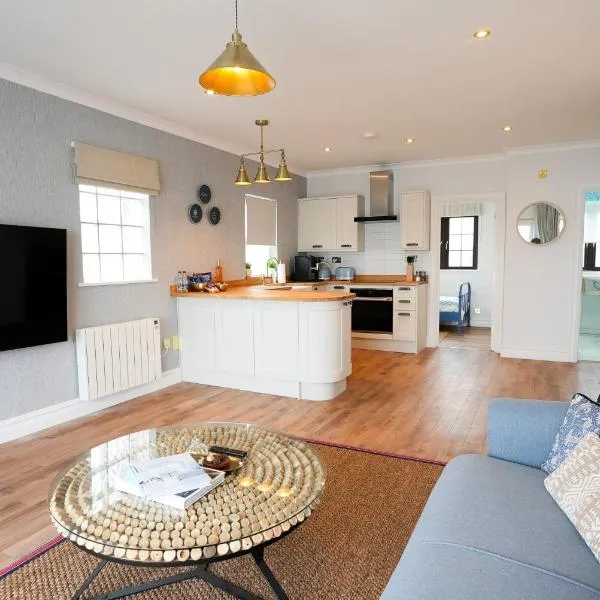 Fabulous 3-bedroom home across St Michaels Mount，位于海尔的酒店