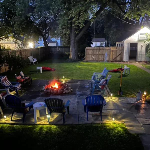 515Escape - Near downtown, private backyard, firepit, bbq, fun!，位于日内瓦湖的酒店