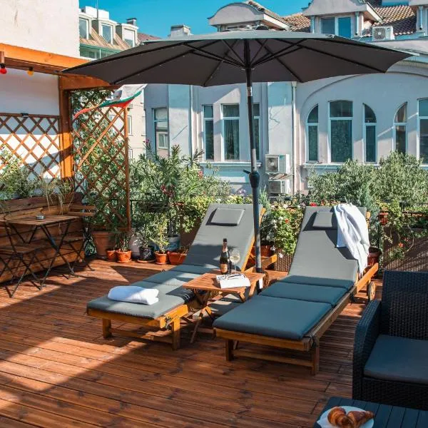 Three Dolphins Hotel with a Rooftop terracе，位于瓦尔纳的酒店