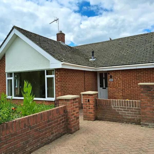 BEAUTIFUL 5 BEDROOM BUNGALOW, SLEEPS 7, in CALNE，位于CALNE的酒店