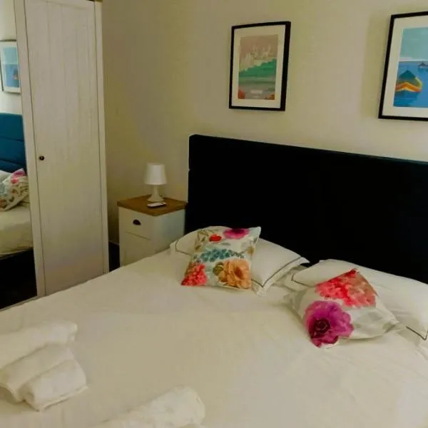 Two bedroom loft apartment with outdoor area, served with lift，位于拉巴特的酒店
