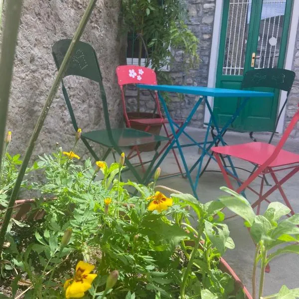 PRIMA DEL CIELO - appartamento MONTI，位于Esino Lario的酒店