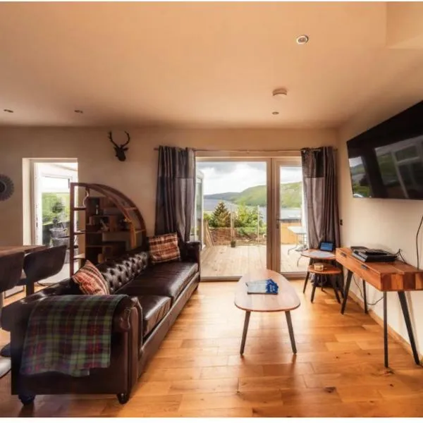 Luxury Cottage with Stunning Views near Fairy Pools - School House 3，位于卡博斯特的酒店