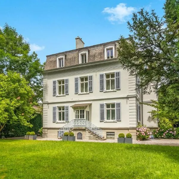 Entire Zurich Villa, Your Private Luxury Escape with in house staff，位于苏黎世的酒店